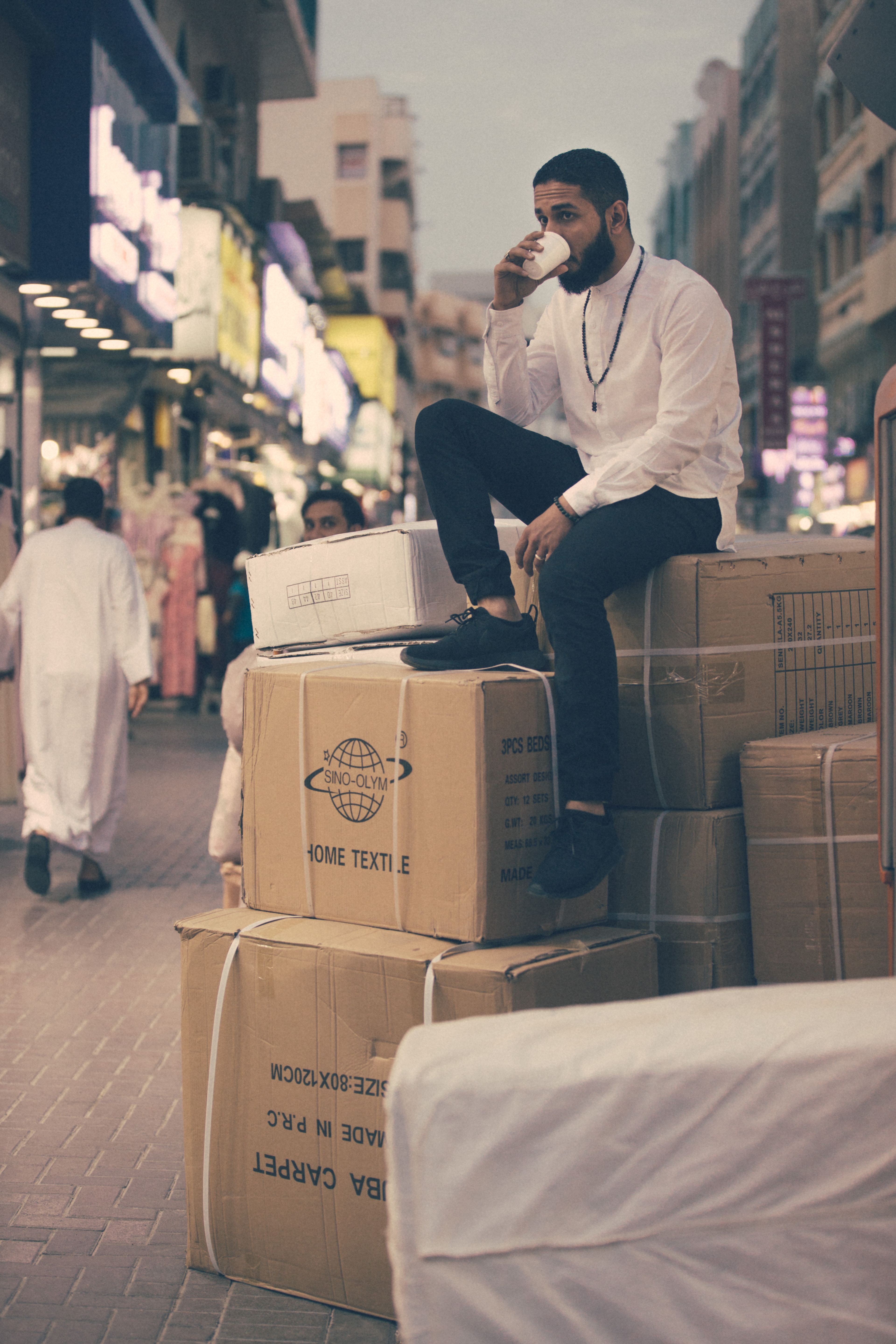 Homme assis sur des cartons de déménagement